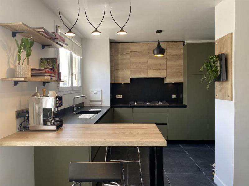 Éléments décoratifs harmonieux dans une cuisine vert de gris au style français